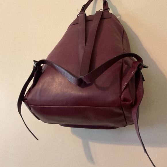 Elegant Simply Vera Burgundy Leather Backpack - Picture 4 of 9